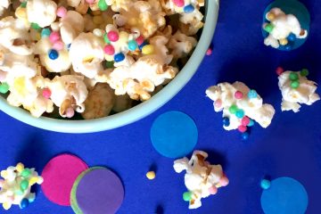 Rezept für Buntes Popcorn mit weißer Schokolade und Streuseln: tolle Snack-Ideen für die Kinder-Party, Geburstag, zum Karneval oder Kinoabend zu Hause - ganz einfach selbermachen - auch ohne Mirkowelle auf FAMILICIOUS.de